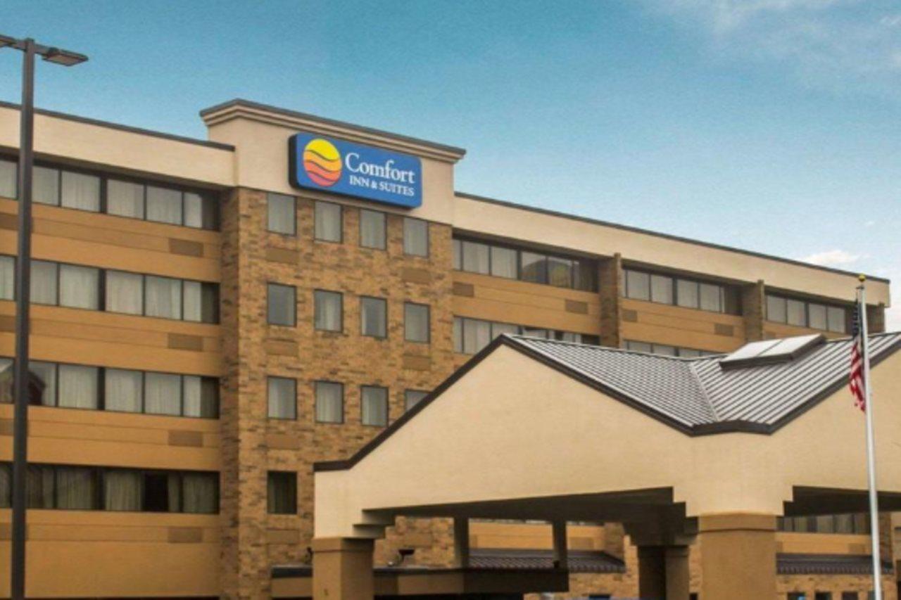 Comfort Inn & Suites Wadsworth Buitenkant foto