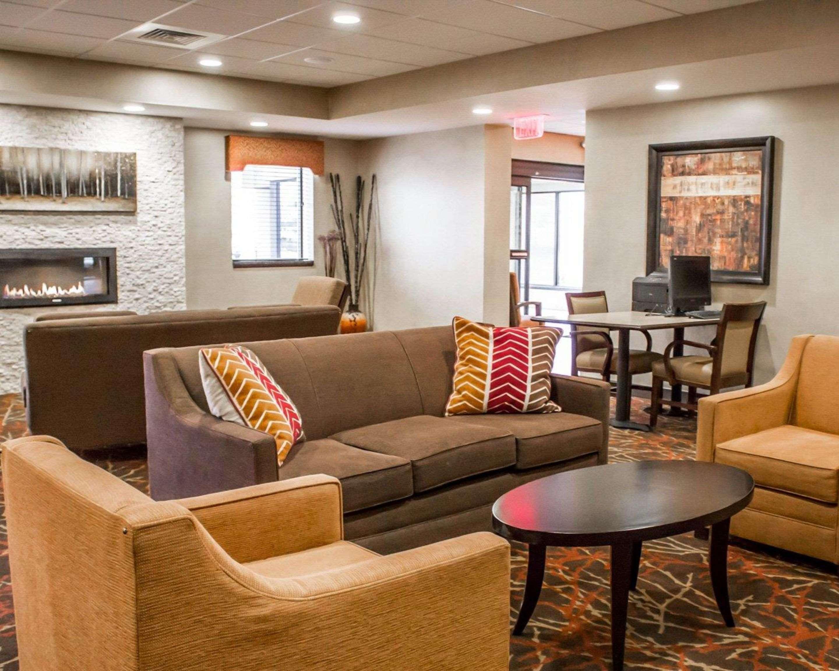 Comfort Inn & Suites Wadsworth Buitenkant foto