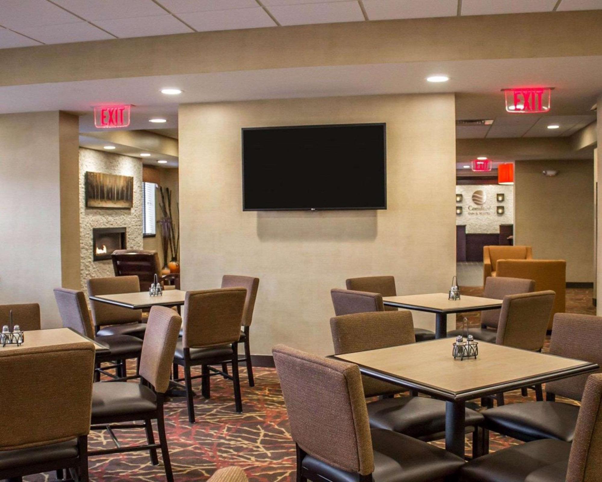 Comfort Inn & Suites Wadsworth Buitenkant foto