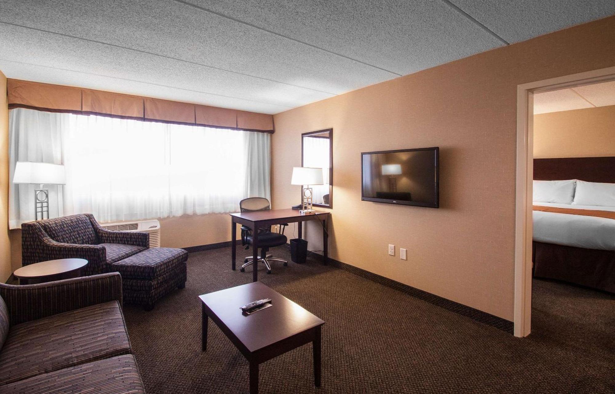 Comfort Inn & Suites Wadsworth Buitenkant foto