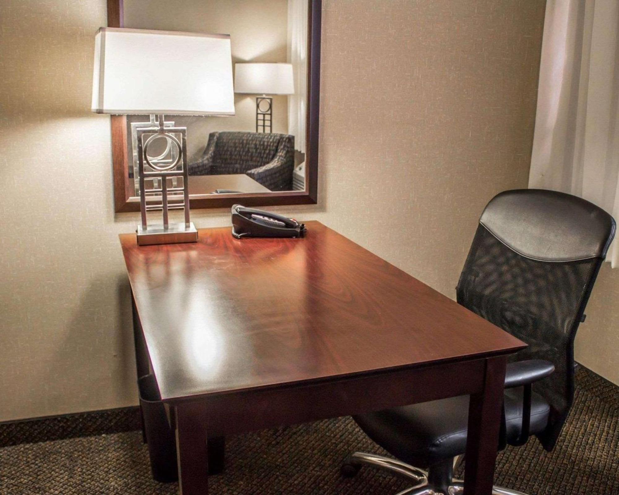 Comfort Inn & Suites Wadsworth Buitenkant foto