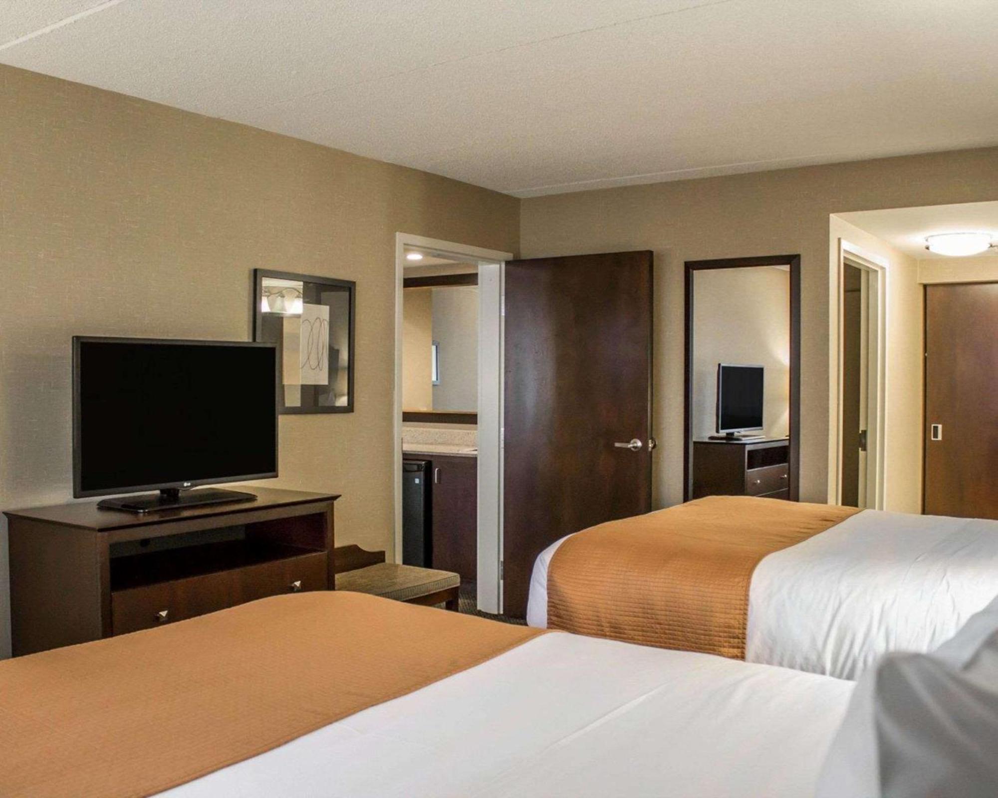 Comfort Inn & Suites Wadsworth Buitenkant foto