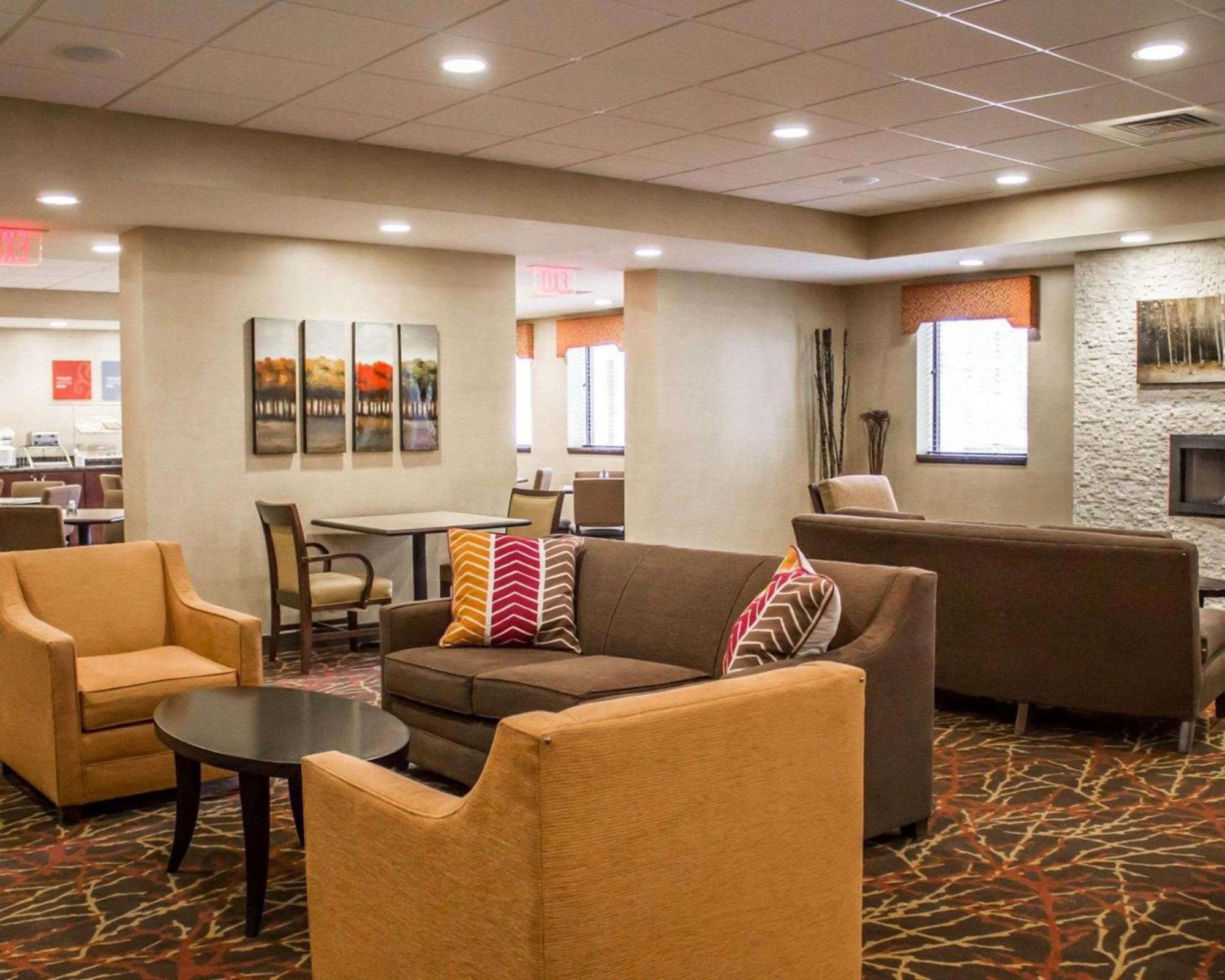 Comfort Inn & Suites Wadsworth Buitenkant foto