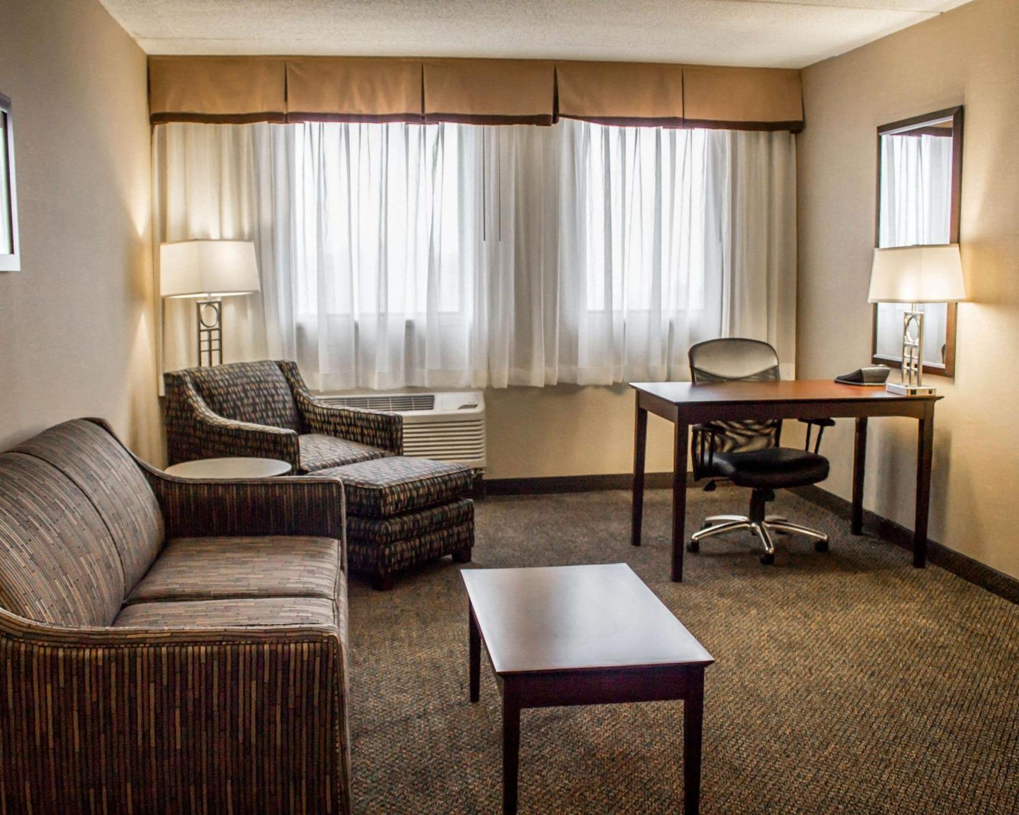 Comfort Inn & Suites Wadsworth Buitenkant foto