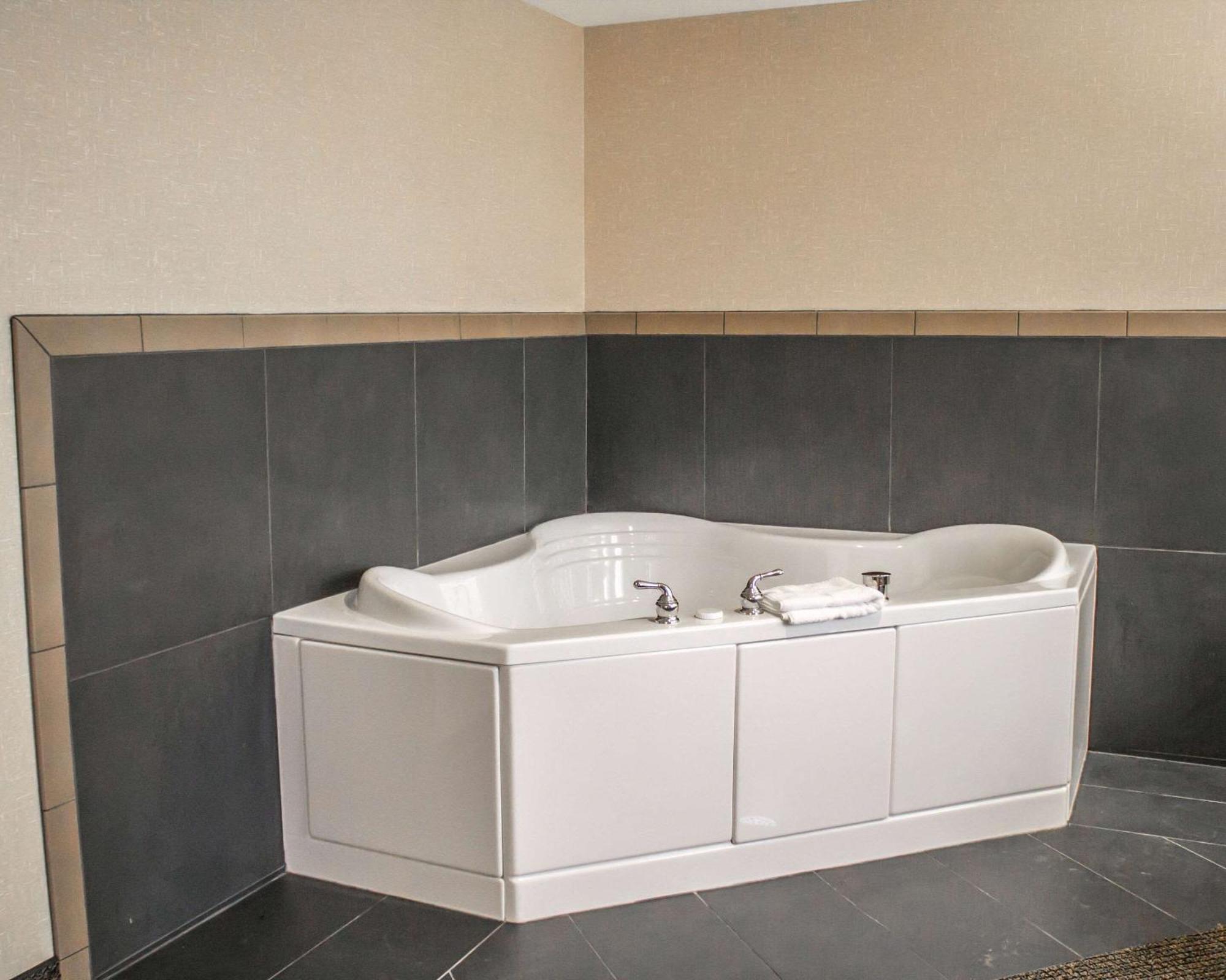 Comfort Inn & Suites Wadsworth Buitenkant foto